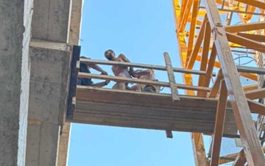 מעצר החשוד בפיגוע הדריסה ליד כפר יונה. 26 ביולי 2025 (צילום: דוברות המשטרה) מעצר החשוד בפיגוע הדריסה ליד כפר יונה. 26 ביולי 2025 (צילום: דוברות המשטרה)