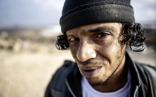 עודה הד'לין על רקע מדבר יהודה שכה אהב