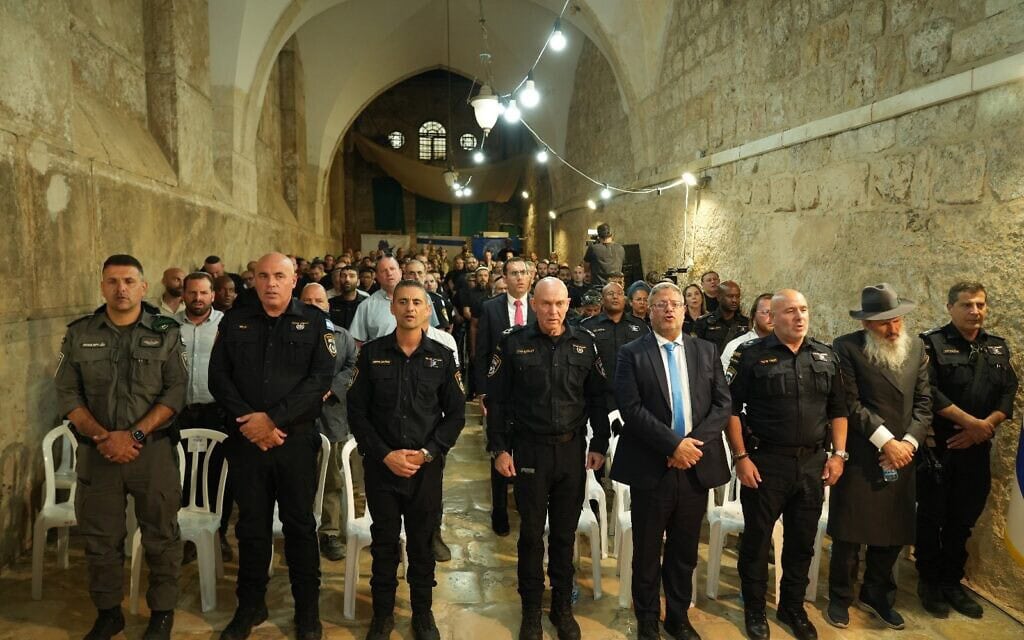 השר לביטחון לאומי איתמר בן גביר חונך יחידת מתנדבים במערת המכפלה. 9 ביולי 2025 (צילום: משטרת ישראל) השר לביטחון לאומי איתמר בן גביר חונך יחידת מתנדבים במערת המכפלה. 9 ביולי 2025 (צילום: משטרת ישראל)