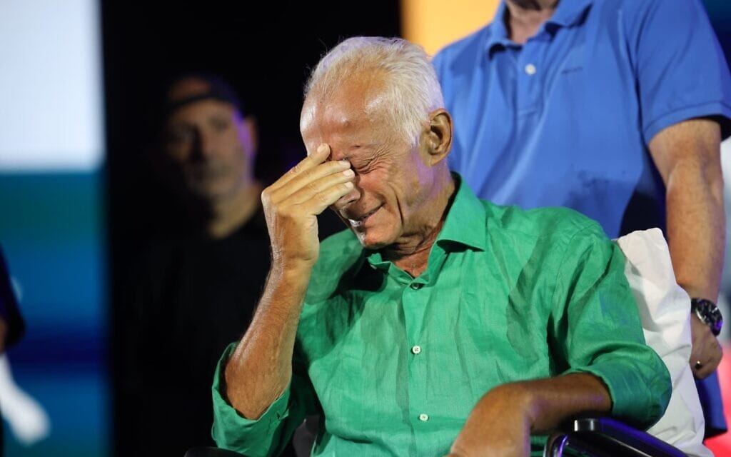 מתי כספי פורץ בבכי על הבמה במופע ההצדעה לכבודו באמפי-פארק רעננה, 30 באוגוסט 2025 (צילום: אילן לוין)