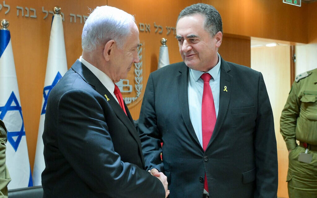 ראש הממשלה בנימין נתניהו לוחץ את ידו של שר הביטחון ישראל כ״ץ בפגישה עם פורום המטה הכללי של צה״ל בקריה. 30 ביוני 2025 (צילום: מעיין טואף/לע״מ) ראש הממשלה בנימין נתניהו לוחץ את ידו של שר הביטחון ישראל כ״ץ בפגישה עם פורום המטה הכללי של צה״ל בקריה. 30 ביוני 2025 (צילום: מעיין טואף/לע״מ)