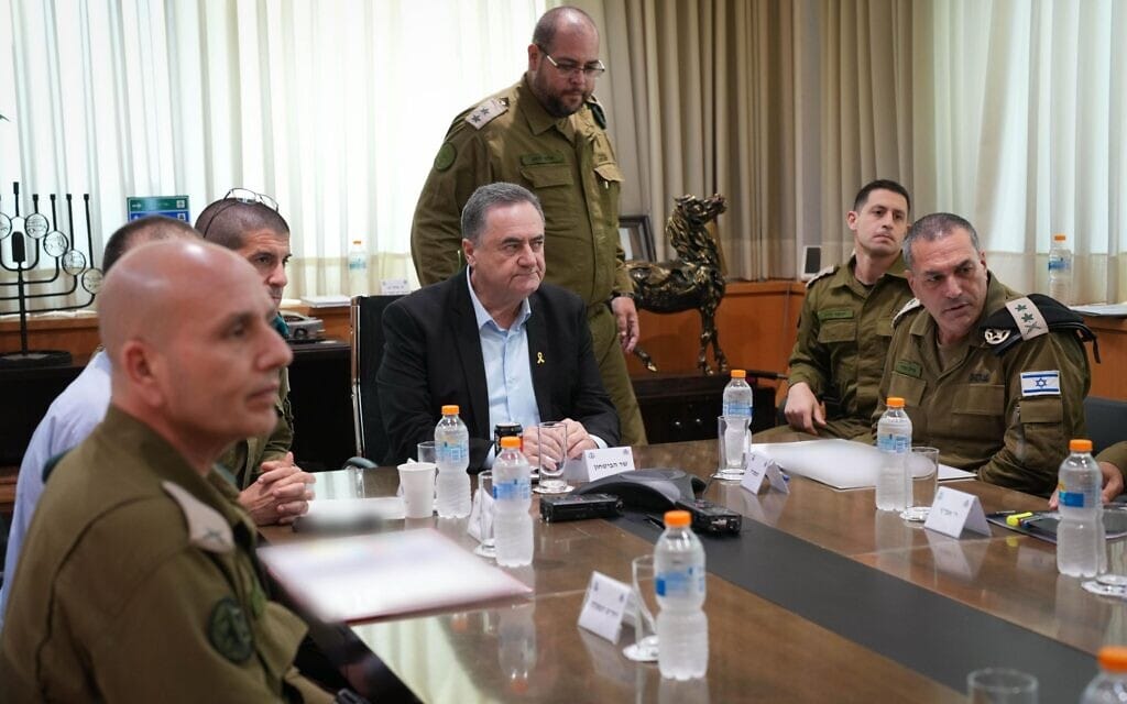 שר הביטחון ישראל כ"ץ, ביחד עם הרמטכ"ל רב אלוף אייל זמיר והפיקוד הבכיר של צה"ל, שוחח עם ראש הממשלה בנימין נתניהו בקו האדום לאישור תקיפת צה"ל בתימן, 28 באוגוסט 2025 (צילום: אלעד מלכה, משרד הביטחון) שר הביטחון ישראל כ"ץ, ביחד עם הרמטכ"ל רב אלוף אייל זמיר והפיקוד הבכיר של צה"ל, שוחח עם ראש הממשלה בנימין נתניהו בקו האדום לאישור תקיפת צה"ל בתימן, 28 באוגוסט 2025 (צילום: אלעד מלכה, משרד הביטחון)