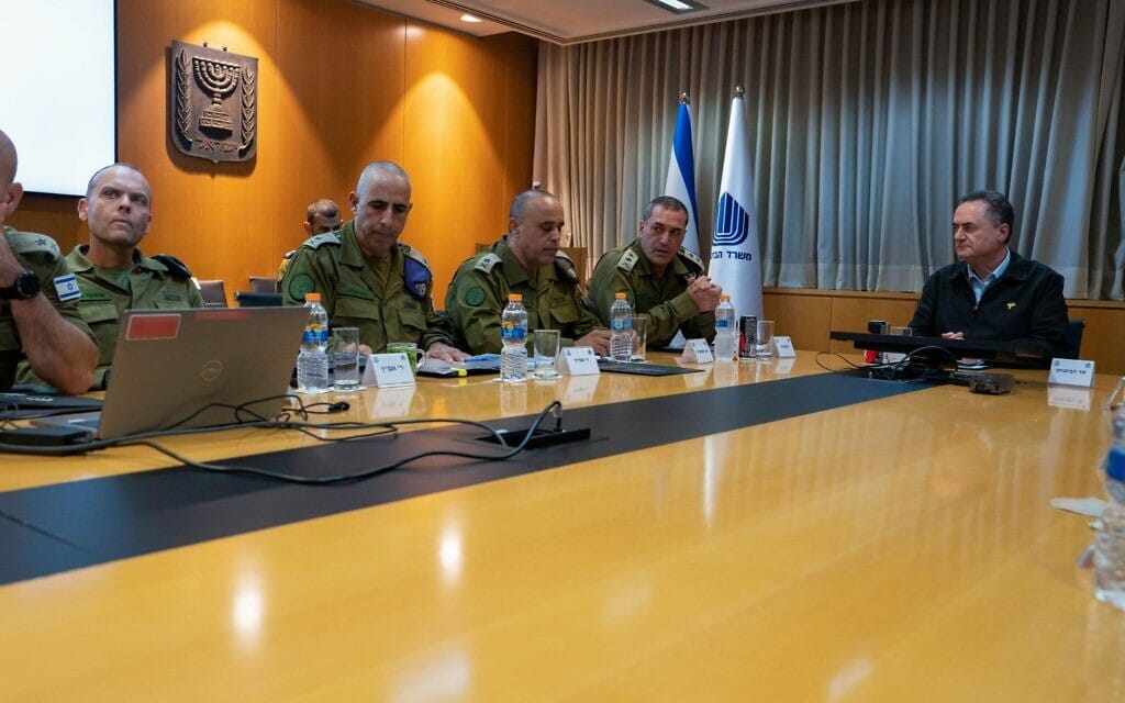 ישראל כ"ץ עם הרמטכ"ל אייל זמיר וקצינים בכירים נוספים, בישיבה על כיבוש עזה, 19 אוגוסט 2025 (צילום: אריאל חרמוני, משרד הביטחון) ישראל כ"ץ עם הרמטכ"ל אייל זמיר וקצינים בכירים נוספים, בישיבה על כיבוש עזה, 19 אוגוסט 2025 (צילום: אריאל חרמוני, משרד הביטחון)