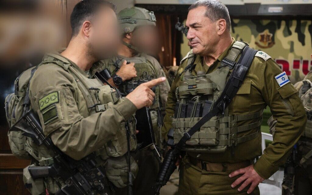 הרמטכ״ל אייל זמיר בפיקוד דרום לקראת הרחבת המלחמה בעזה. 17 באוגוסט 2025 (צילום: דובר צה״ל ) הרמטכ״ל אייל זמיר בפיקוד דרום לקראת הרחבת המלחמה בעזה. 17 באוגוסט 2025 (צילום: דובר צה״ל )