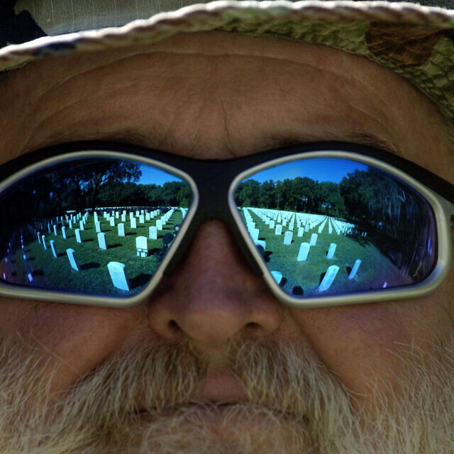 אילוסטרציה: השתקפות של מצבות במשקפי השמש של עובד התחזוקה בבית העלמין הלאומי של פלורידה, 10 בנובמבר 2008 (צילום: Stephen Morton/Getty Images/AFP) אילוסטרציה: השתקפות של מצבות במשקפי השמש של עובד התחזוקה בבית העלמין הלאומי של פלורידה, 10 בנובמבר 2008 (צילום: Stephen Morton/Getty Images/AFP)