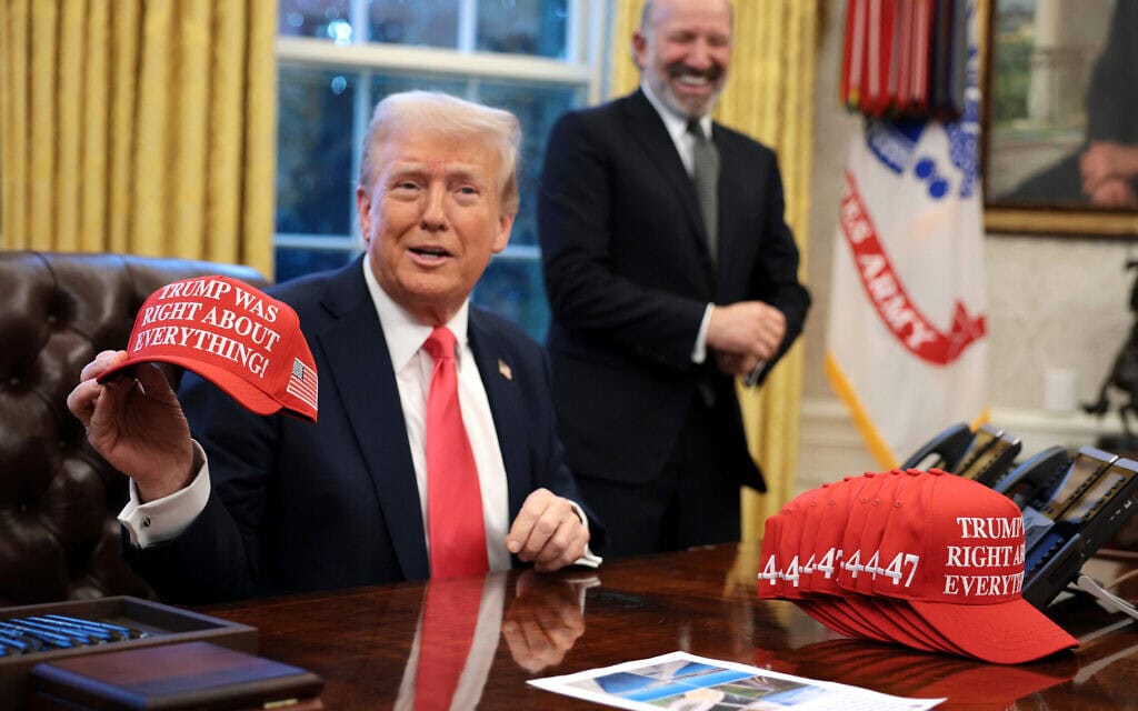 נשיא ארצות הברית דונלד טראמפ מחלק בבית הלבן כובעים שעליהם כתוב "טראמפ צדק לגבי הכול", 25 בפברואר 2025 (צילום: Alex Wong/Getty Images/AFP) נשיא ארצות הברית דונלד טראמפ מחלק בבית הלבן כובעים שעליהם כתוב "טראמפ צדק לגבי הכול", 25 בפברואר 2025 (צילום: Alex Wong/Getty Images/AFP)