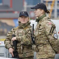 חיילות מחיל הים המלכותי הדני מאבטחות את האזור בעת ביקורו של נשיא צרפת על סיפון הפריגטה הדנית F363 Niels Juel בנוק, גרינלנד, 15 ביוני 2025 (צילום: Ludovic MARIN / AFP) חיילות מחיל הים המלכותי הדני מאבטחות את האזור בעת ביקורו של נשיא צרפת על סיפון הפריגטה הדנית F363 Niels Juel בנוק, גרינלנד, 15 ביוני 2025 (צילום: Ludovic MARIN / AFP)