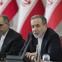 שר החוץ של איראן עבאס עראקצ'י (מימין) בפגישה עם שגרירים ונציגים דיפלומטיים בטהרן, 12 ביולי 2025 (צילום: Hamid FOROUTAN / Iran's Ministry of Foreign Affairs / AFP) שר החוץ של איראן עבאס עראקצ'י (מימין) בפגישה עם שגרירים ונציגים דיפלומטיים בטהרן, 12 ביולי 2025 (צילום: Hamid FOROUTAN / Iran's Ministry of Foreign Affairs / AFP)