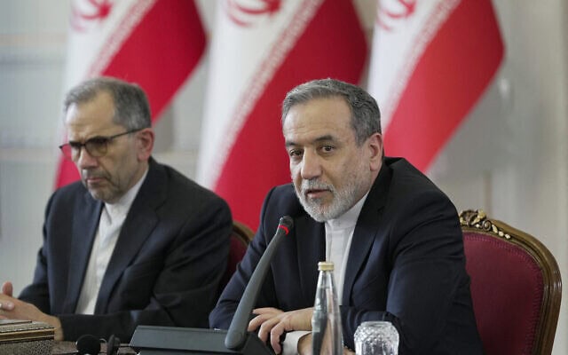 שר החוץ של איראן עבאס עראקצ'י (מימין) בפגישה עם שגרירים ונציגים דיפלומטיים בטהרן, 12 ביולי 2025 (צילום: Hamid FOROUTAN / Iran's Ministry of Foreign Affairs / AFP) שר החוץ של איראן עבאס עראקצ'י (מימין) בפגישה עם שגרירים ונציגים דיפלומטיים בטהרן, 12 ביולי 2025 (צילום: Hamid FOROUTAN / Iran's Ministry of Foreign Affairs / AFP)