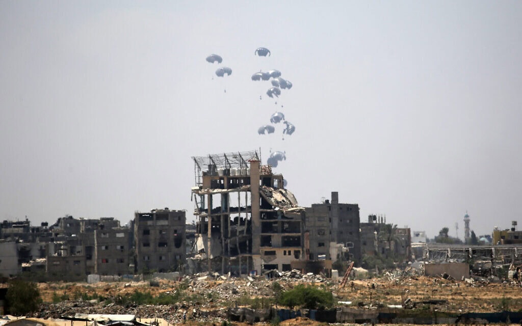 הצנחת סיוע ברצועת עזה, 3 באוגוסט 2025 (צילום: Eyad BABA / AFP) הצנחת סיוע ברצועת עזה, 3 באוגוסט 2025 (צילום: Eyad BABA / AFP)