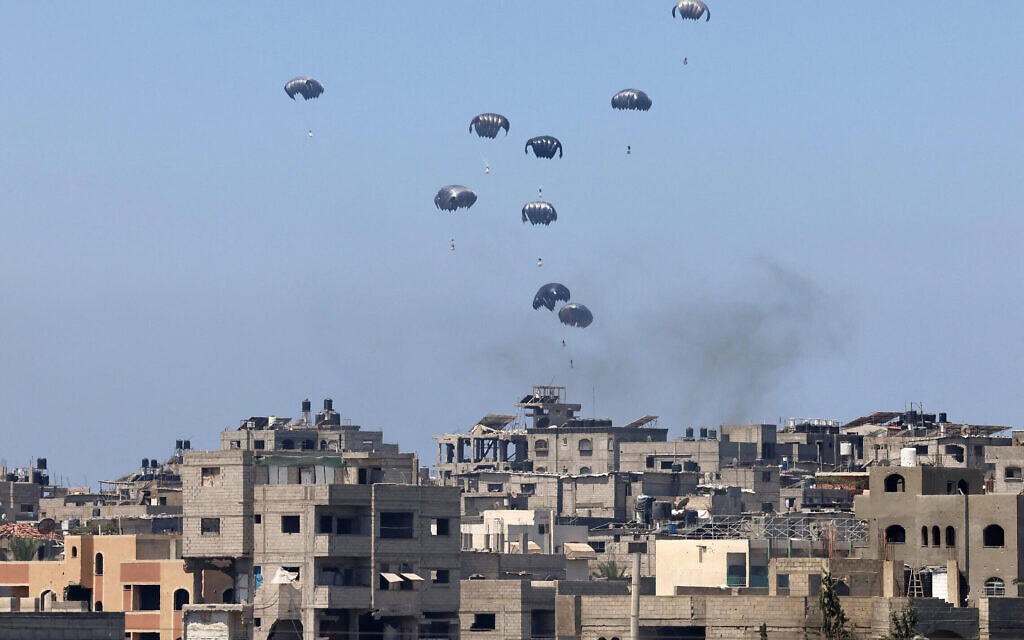 אספקה הומניטרית מוצנחת לנוסייראת ממטוס צבאי, 4 באוגוסט 2025 (צילום: AFP) אספקה הומניטרית מוצנחת לנוסייראת ממטוס צבאי, 4 באוגוסט 2025 (צילום: AFP)