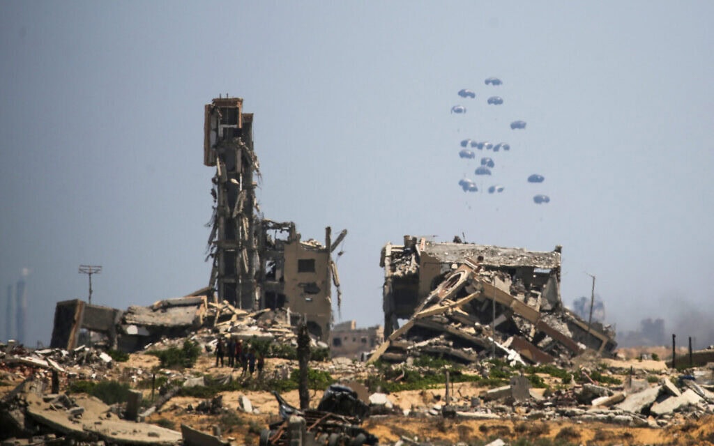 פלסטינים צופים במשלוחי סיוע מוצנחים הנוחתים באזור נוסייראת שבמרכז רצועת עזה, 6 באוגוסט 2025 (צילום: Eyad BABA / AFP) פלסטינים צופים במשלוחי סיוע מוצנחים הנוחתים באזור נוסייראת שבמרכז רצועת עזה, 6 באוגוסט 2025 (צילום: Eyad BABA / AFP)