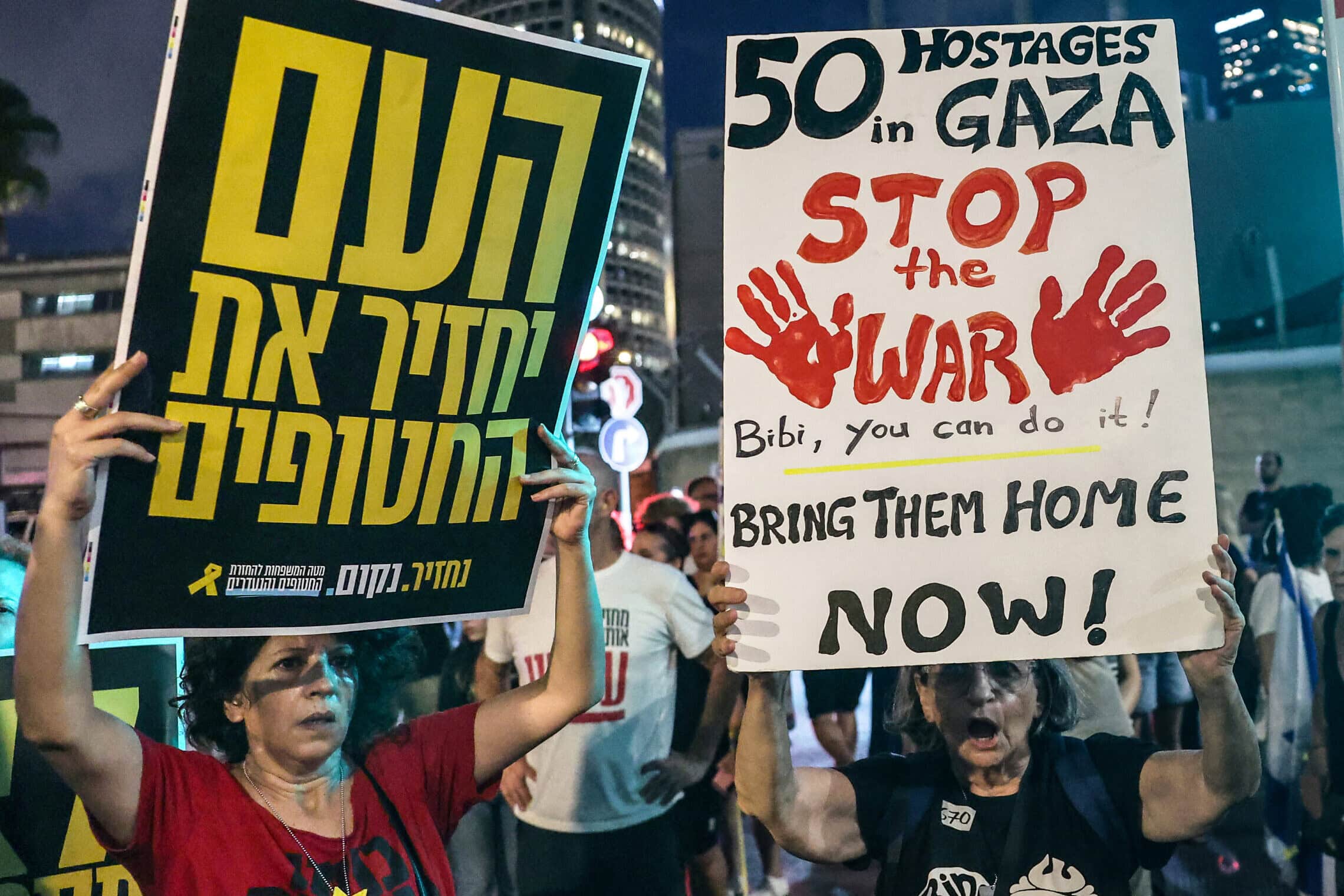 מפגינים במחאה בתל אביב למען שחרור חטופים, 6 באוגוסט 2025 (צילום: JACK GUEZ / AFP) מפגינים במחאה בתל אביב למען שחרור חטופים, 6 באוגוסט 2025 (צילום: JACK GUEZ / AFP)