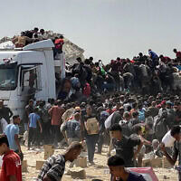 פלסטינים מתנפלים על חבילות מזון בחאן יונס שבדרום רצועת עזה, 9 באוגוסט 2025 (צילום: AFP) פלסטינים מתנפלים על חבילות מזון בחאן יונס שבדרום רצועת עזה, 9 באוגוסט 2025 (צילום: AFP)