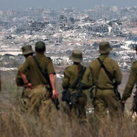חיילי צה"ל מביטים בהריסות ברצועת עזה, 13 באוגוסט 2025