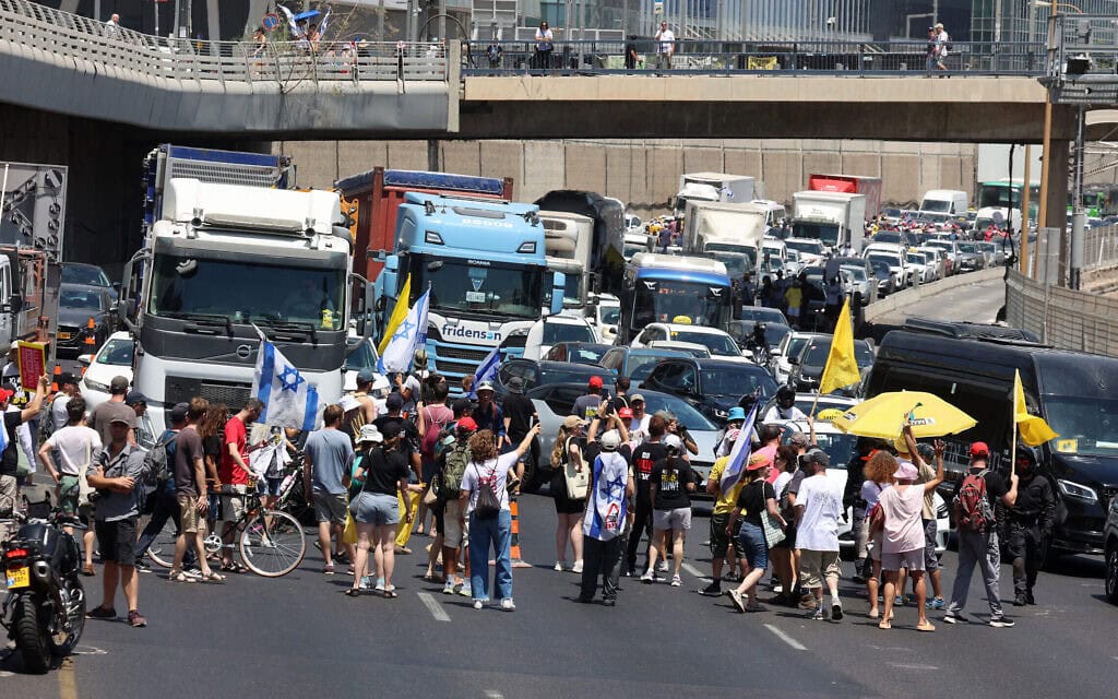 מפגינים חוסמים כביש בתל אביב במחאה נגד הממשלה בדרישה לעסקה לשחרור החטופים, 17 באוגוסט 2025 (צילום: GIL COHEN-MAGEN / AFP) מפגינים חוסמים כביש בתל אביב במחאה נגד הממשלה בדרישה לעסקה לשחרור החטופים, 17 באוגוסט 2025 (צילום: GIL COHEN-MAGEN / AFP)