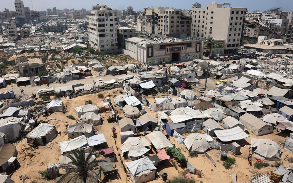 אוהלים המאוכלסים בפלסטינים עקורים בעיר עזה, 18 באוגוסט 2025 (צילום: Omar AL-QATTAA / AFP) אוהלים המאוכלסים בפלסטינים עקורים בעיר עזה, 18 באוגוסט 2025 (צילום: Omar AL-QATTAA / AFP)