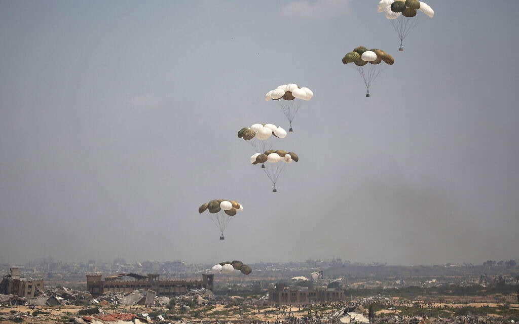 משטחי סיוע מוצנחים ממטוס צבאי מעל נוסיראת שבמרכז רצועת עזה, 18 באוגוסט 2025 (צילום: Eyad BABA / AFP) משטחי סיוע מוצנחים ממטוס צבאי מעל נוסיראת שבמרכז רצועת עזה, 18 באוגוסט 2025 (צילום: Eyad BABA / AFP)