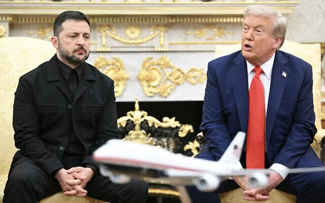 נשיא אוקראינה וולודימיר זלנסקי בפגישה עם נשיא ארה"ב דונלד טראמפ, 18 באוגוסט 2025 (צילום: Mandel NGAN / AFP) נשיא אוקראינה וולודימיר זלנסקי בפגישה עם נשיא ארה"ב דונלד טראמפ, 18 באוגוסט 2025 (צילום: Mandel NGAN / AFP)