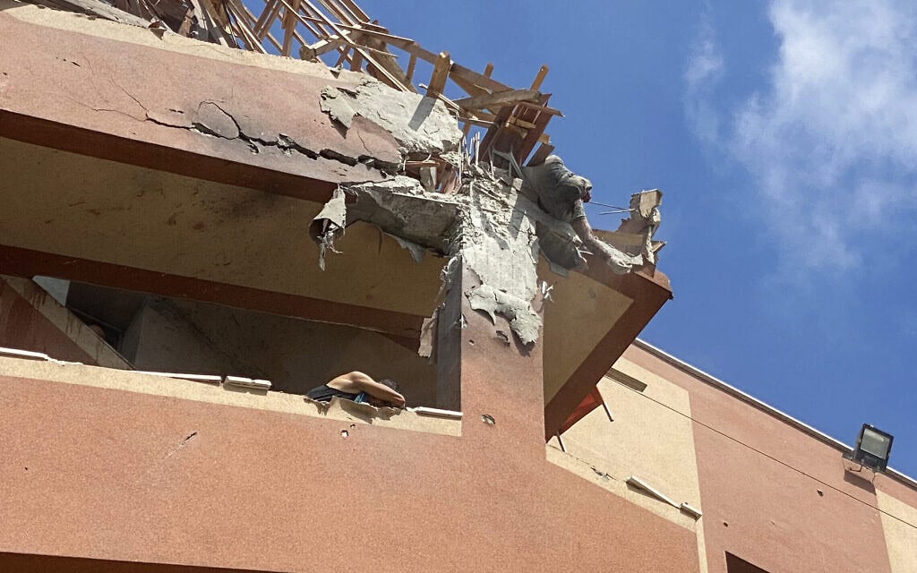 אחת הפגיעות בבית החולים נאסר בחאן יונס לאחר תקיפת צה"ל, דרום רצועת עזה, 25 באוגוסט 2025 (צילום: AFP) אחת הפגיעות בבית החולים נאסר בחאן יונס לאחר תקיפת צה"ל, דרום רצועת עזה, 25 באוגוסט 2025 (צילום: AFP)