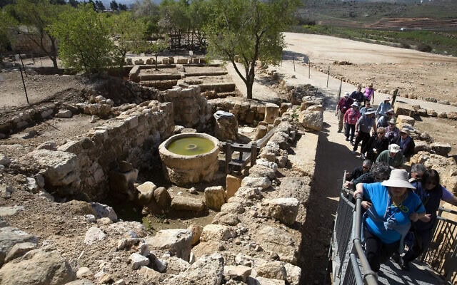 תיירים מבקרים בתל שילה בגדה המערבית, מרץ 2019