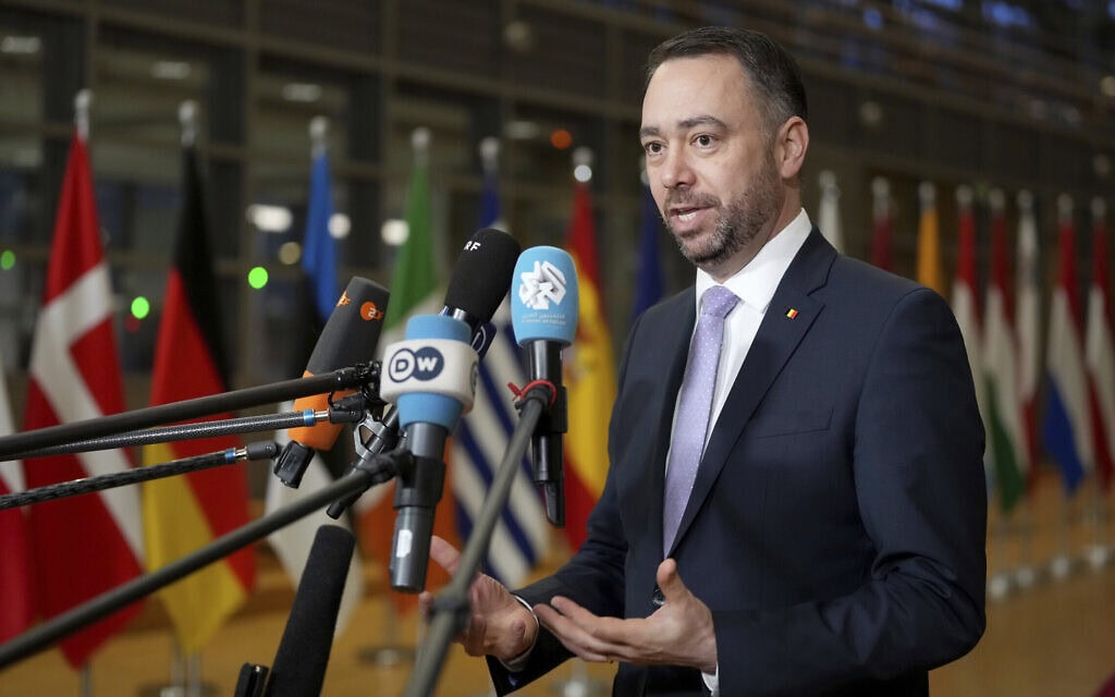 שר החוץ של בלגיה, מקסים פרבו, משוחח עם נציגי התקשורת עם הגעתו לפגישת שרי החוץ של האיחוד האירופי בבניין המועצה האירופית בבריסל, 24 בפברואר 2025 (צילום: AP Photo/Virginia Mayo) שר החוץ של בלגיה, מקסים פרבו, משוחח עם נציגי התקשורת עם הגעתו לפגישת שרי החוץ של האיחוד האירופי בבניין המועצה האירופית בבריסל, 24 בפברואר 2025 (צילום: AP Photo/Virginia Mayo)
