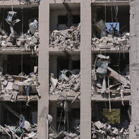 בניין בבאר שבע שנפגע מטיל איראני, 25 ביוני 2025 (צילום: AP Photo/Ariel Schalit) בניין בבאר שבע שנפגע מטיל איראני, 25 ביוני 2025 (צילום: AP Photo/Ariel Schalit)