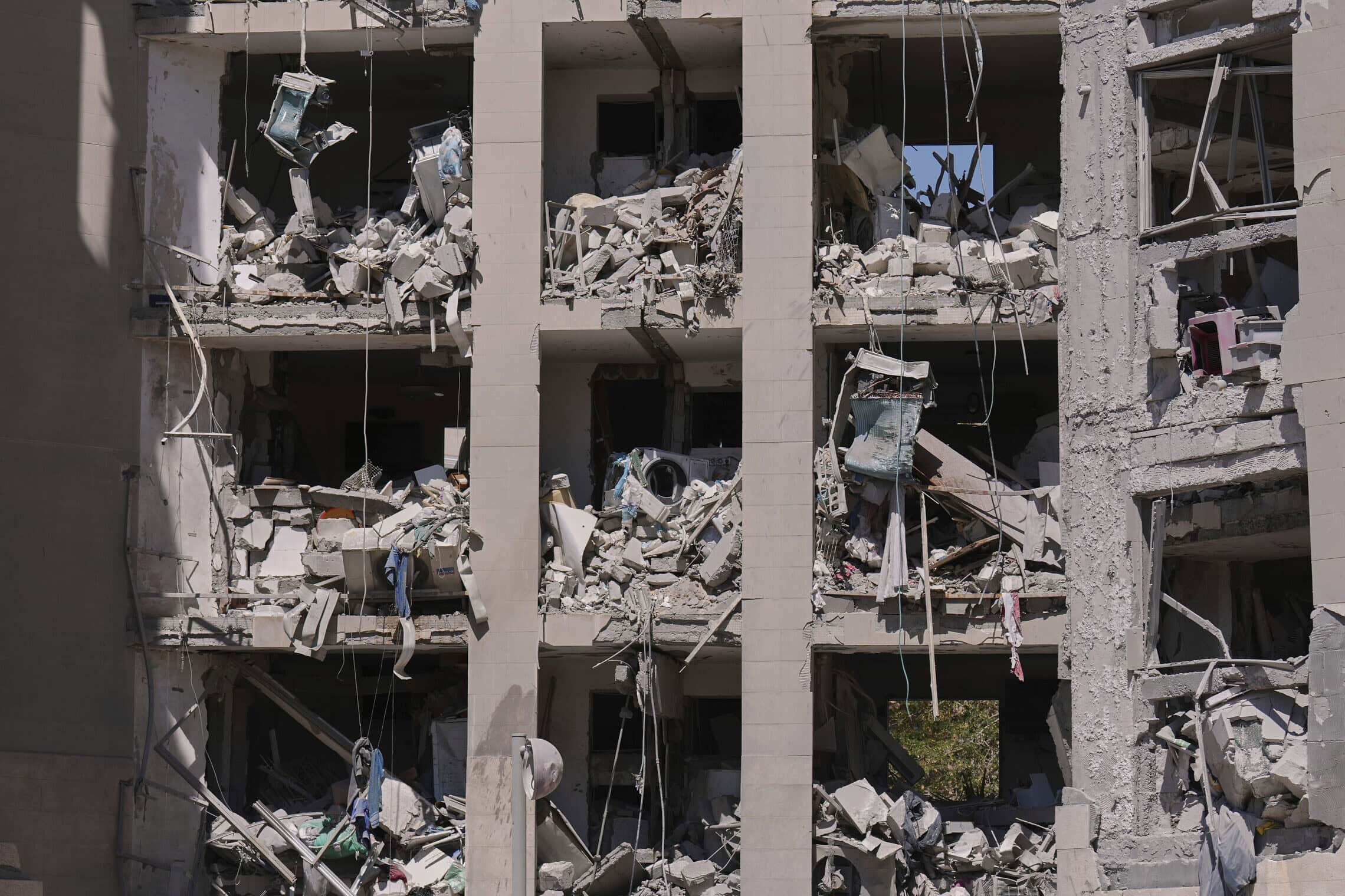 בניין בבאר שבע שנפגע מטיל איראני, 25 ביוני 2025 (צילום: AP Photo/Ariel Schalit)