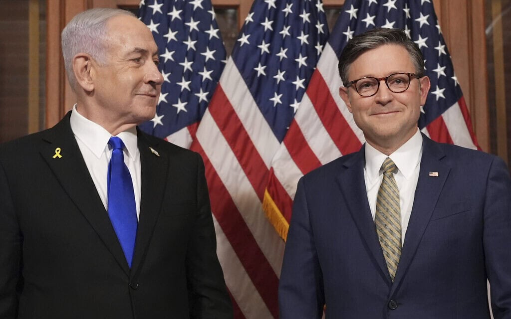 בנימין נתניהו עם יו״ר בית הנבחרים של ארה״ב, מייק ג׳ונסון, 8 ביולי 2025 (צילום: AP Photo/J. Scott Applewhite) בנימין נתניהו עם יו״ר בית הנבחרים של ארה״ב, מייק ג׳ונסון, 8 ביולי 2025 (צילום: AP Photo/J. Scott Applewhite)