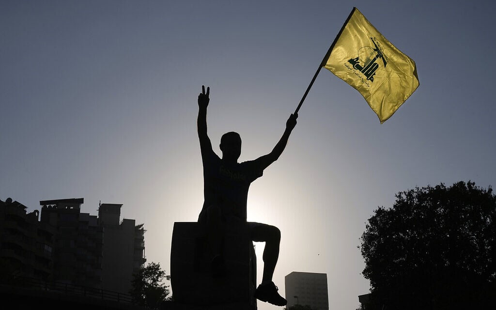 תומך חזבאללה מניף את דגל הארגון מול מטה נציבות האו"ם בביירות, לבנון, 26 ביולי 2025 (צילום: AP Photo/Bilal Hussein) תומך חזבאללה מניף את דגל הארגון מול מטה נציבות האו"ם בביירות, לבנון, 26 ביולי 2025 (צילום: AP Photo/Bilal Hussein)