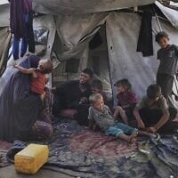 אביר ופאדי סובח עם ילדיהם באוהל שבו הם חיים במחנה העקורים בעיר עזה, 24 ביולי 2025 (צילום: AP Photo/Jehad Alshrafi) אביר ופאדי סובח עם ילדיהם באוהל שבו הם חיים במחנה העקורים בעיר עזה, 24 ביולי 2025 (צילום: AP Photo/Jehad Alshrafi)