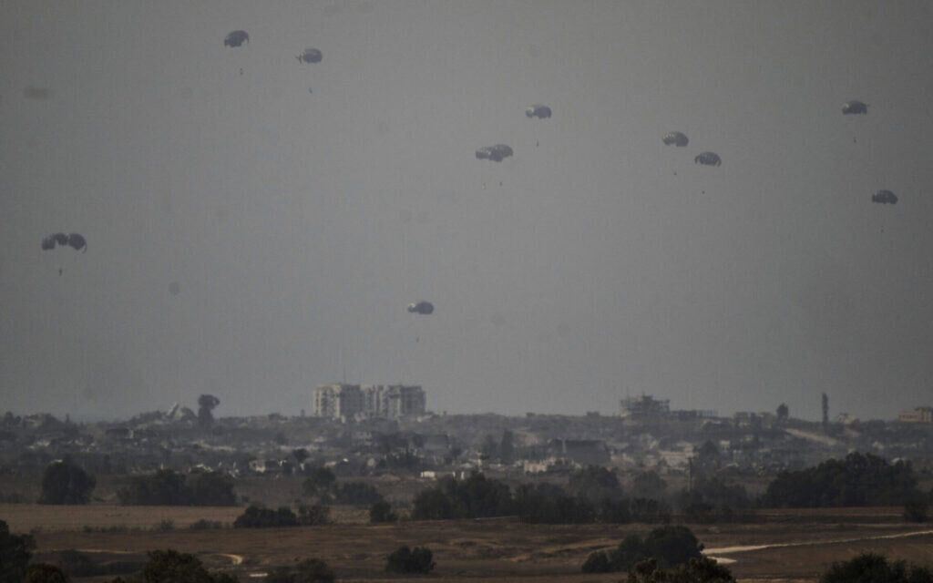 אספקה הומניטרית מוצנחת לרצועת עזה, כפי שהדבר נראה מדרום הארץ, 12 באוגוסט 2025 (צילום: AP Photo/Leo Correa) אספקה הומניטרית מוצנחת לרצועת עזה, כפי שהדבר נראה מדרום הארץ, 12 באוגוסט 2025 (צילום: AP Photo/Leo Correa)