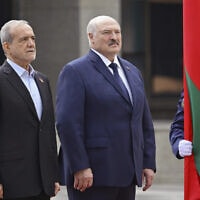בתמונה זו, שפורסמה על ידי שירות העיתונות של נשיאות בלארוס, נשיא בלארוס אלכסנדר לוקשנקו (במרכז) ונשיא איראן מסעוד פזשכיאן (משמאל) משתתפים בטקס קבלת פנים לפני שיחותיהם במינסק, 20 באוגוסט 2025 (צילום: Belarusian Presidential Press Service via AP) בתמונה זו, שפורסמה על ידי שירות העיתונות של נשיאות בלארוס, נשיא בלארוס אלכסנדר לוקשנקו (במרכז) ונשיא איראן מסעוד פזשכיאן (משמאל) משתתפים בטקס קבלת פנים לפני שיחותיהם במינסק, 20 באוגוסט 2025 (צילום: Belarusian Presidential Press Service via AP)
