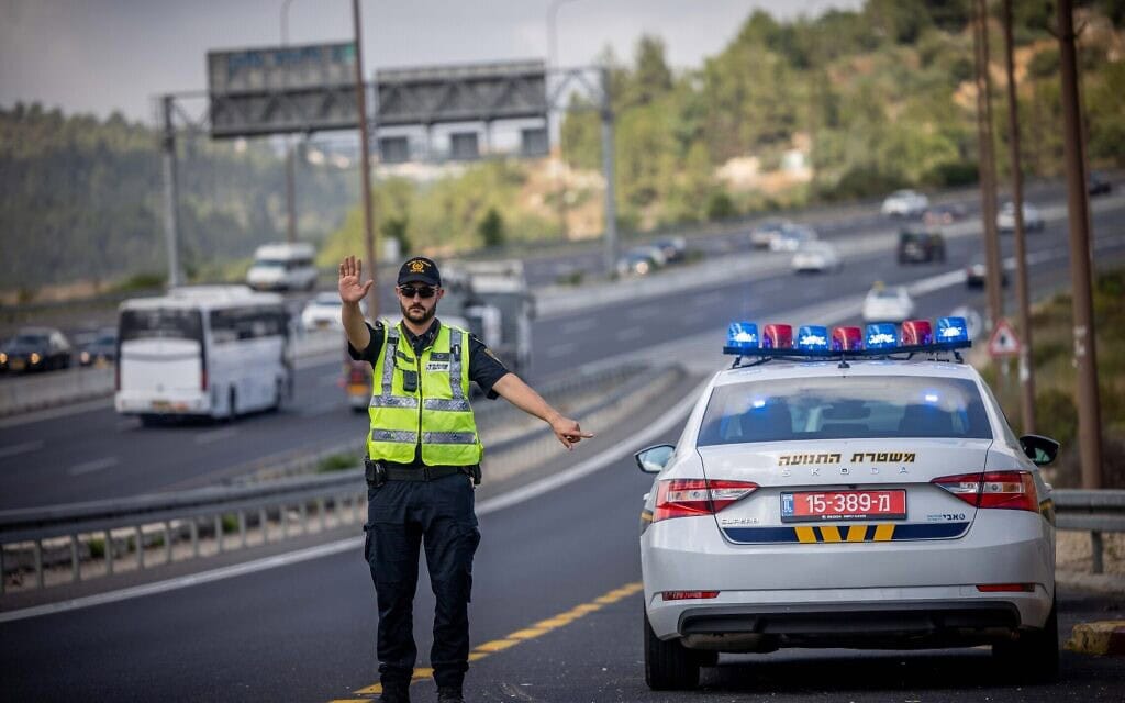 שוטר תנועה בכביש 1 ליד עין חמד, 10 ביולי 2023 (צילום: חיים גולדברג/פלאש90) שוטר תנועה בכביש 1 ליד עין חמד, 10 ביולי 2023 (צילום: חיים גולדברג/פלאש90)