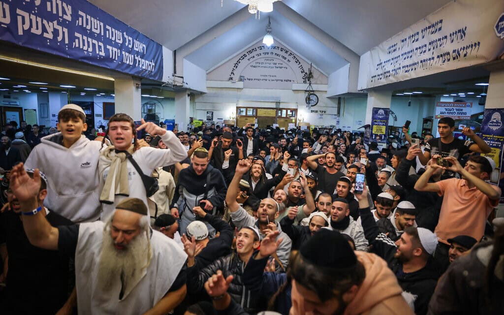 ריקודים בקבר הרבי נחמן באומן, אוקראינה, במהלך ראש השנה, 30 בספטמבר 2024 (צילום: חיים גולדברג/פלאש90)