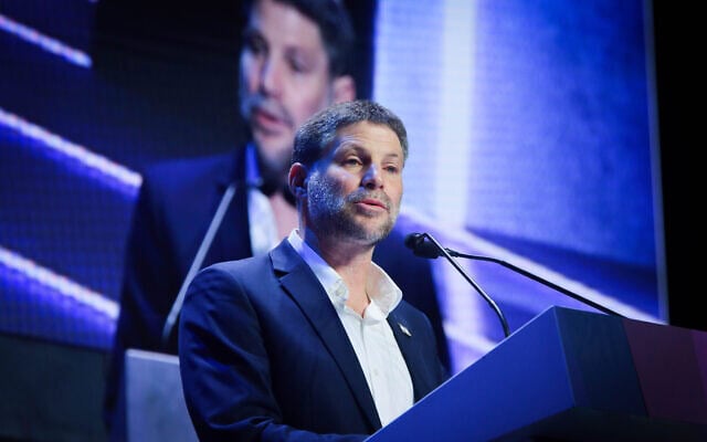 שר האוצר בצלאל סמוטריץ' נואם בכנס מוני אקספו 2025 בתל אביבף, 15 ביולי 2025