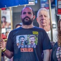 שורד השבי ירדן ביבס בהפגנה למען שחרור החטופים, 2 באוגוסט 2025 (צילום: אבשלום ששוני/פלאש90) שורד השבי ירדן ביבס בהפגנה למען שחרור החטופים, 2 באוגוסט 2025 (צילום: אבשלום ששוני/פלאש90)