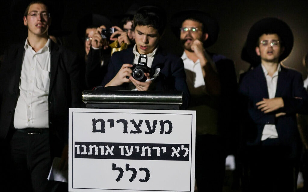 חרדים מפגינים נגד מעצר עריקים שלא התייצבו לגיוס, מול כלא 10 בבית ליד, בסמוך לנתניה, 14 באוגוסט 2025 (צילום: טל גן/פלאש90) חרדים מפגינים נגד מעצר עריקים שלא התייצבו לגיוס, מול כלא 10 בבית ליד, בסמוך לנתניה, 14 באוגוסט 2025 (צילום: טל גן/פלאש90)