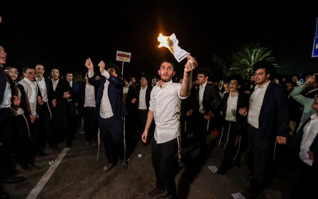 חרדים מפגינים מחוץ לכלא 10 בבית ליד בעקבות מעצר עריקים, 14 באוגוסט 2025 (צילום: טל גל/פלאש90) חרדים מפגינים מחוץ לכלא 10 בבית ליד בעקבות מעצר עריקים, 14 באוגוסט 2025 (צילום: טל גל/פלאש90)