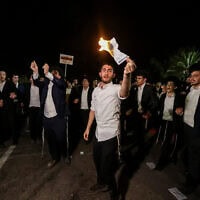 חרדים מפגינים מחוץ לכלא 10 בבית ליד בעקבות מעצר עריקים, 14 באוגוסט 2025 (צילום: טל גל/פלאש90) חרדים מפגינים מחוץ לכלא 10 בבית ליד בעקבות מעצר עריקים, 14 באוגוסט 2025 (צילום: טל גל/פלאש90)