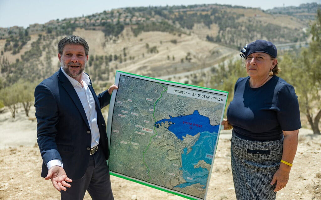 שר האוצר בצלאל סמוטריץ' בהכרזה על אישור בנייה בשטחי E1 בין מעלה אדומים לירושלים. 14 באוגוסט 2025 (צילום: יונתן זינדל/פלאש90) שר האוצר בצלאל סמוטריץ' בהכרזה על אישור בנייה בשטחי E1 בין מעלה אדומים לירושלים. 14 באוגוסט 2025 (צילום: יונתן זינדל/פלאש90)