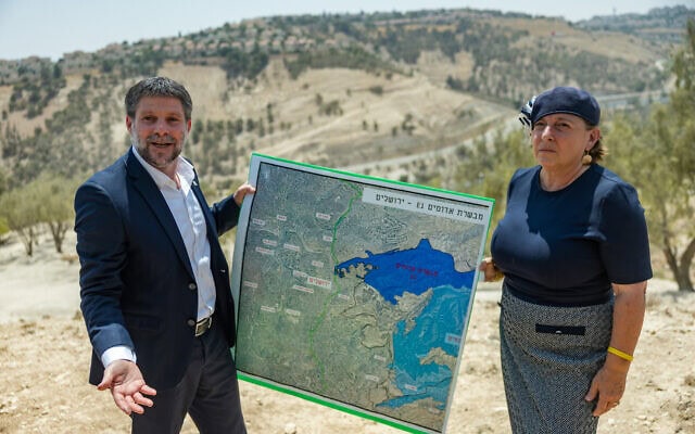 שר האוצר בצלאל סמוטריץ' בהכרזה על אישור בנייה בשטחי E1 בין מעלה אדומים לירושלים. 14 באוגוסט 2025 (צילום: יונתן זינדל/פלאש90) שר האוצר בצלאל סמוטריץ' בהכרזה על אישור בנייה בשטחי E1 בין מעלה אדומים לירושלים. 14 באוגוסט 2025 (צילום: יונתן זינדל/פלאש90)