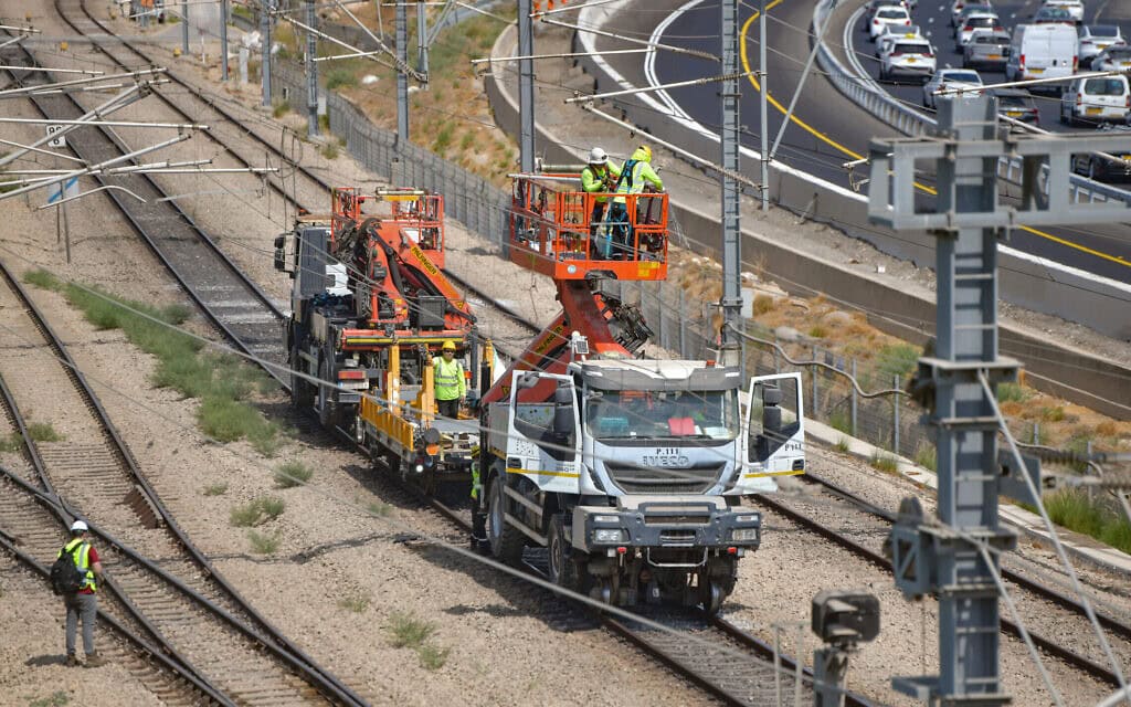 העבודות לתיקון התקלה ברכבת, 15 באוגוסט 2025 (צילום: אבשלום ששוני/פלאש90) העבודות לתיקון התקלה ברכבת, 15 באוגוסט 2025 (צילום: אבשלום ששוני/פלאש90)