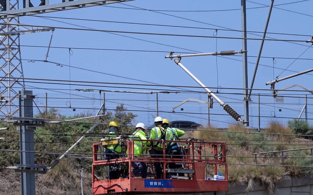 העבודות לתיקון התקלה ברכבת, 16 באוגוסט 2025 (צילום: אבשלום ששוני/פלאש90) העבודות לתיקון התקלה ברכבת, 16 באוגוסט 2025 (צילום: אבשלום ששוני/פלאש90)