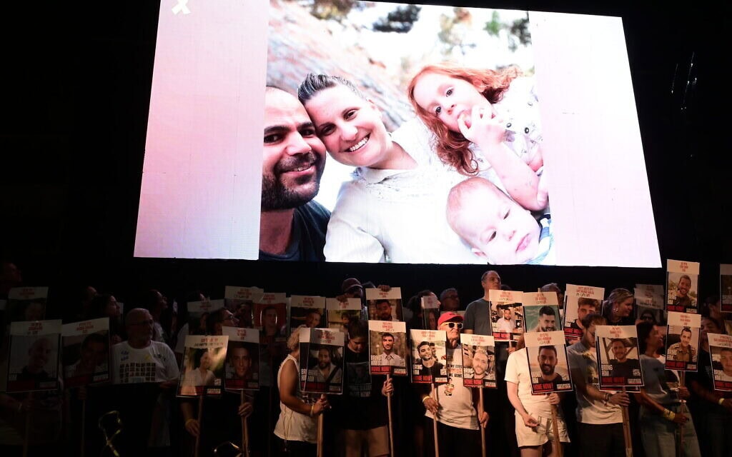 תמונתם של בני משפחת ביבס מוקרנת במחאה למען שחרור החטופים בכיכר החטופים בתל אביב. 16 באוגוסט 2025 (צילום: אבשלום ששוני/פלאש90) תמונתם של בני משפחת ביבס מוקרנת במחאה למען שחרור החטופים בכיכר החטופים בתל אביב. 16 באוגוסט 2025 (צילום: אבשלום ששוני/פלאש90)