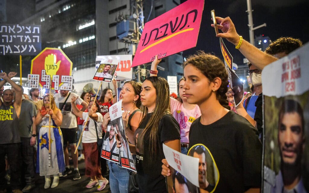 הפגנה מחוץ לבסיס הקריה בתל אביב, 16 באוגוסט 2025 (צילום: אבשלום ששוני/פלאש90)