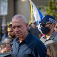 שר הביטחון לשעבר יואב גלנט בכיכר החטופים במהלך יום המחאה, 17 באוגוסט 2025 (צילום: אבשלום ששוני/פלאש90) שר הביטחון לשעבר יואב גלנט בכיכר החטופים במהלך יום המחאה, 17 באוגוסט 2025 (צילום: אבשלום ששוני/פלאש90)