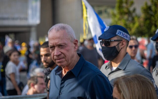 שר הביטחון לשעבר יואב גלנט בכיכר החטופים במהלך יום המחאה, 17 באוגוסט 2025 (צילום: אבשלום ששוני/פלאש90) שר הביטחון לשעבר יואב גלנט בכיכר החטופים במהלך יום המחאה, 17 באוגוסט 2025 (צילום: אבשלום ששוני/פלאש90)