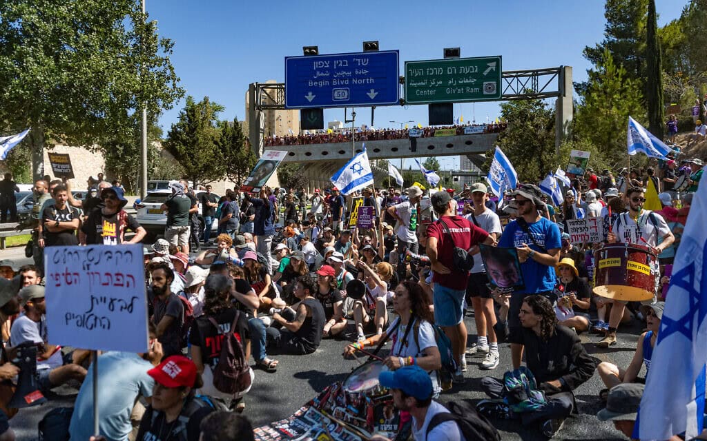 מפגינים בחסימת כביש בירושלים במחאה לשחרור החטופים, 17 באוגוסט 2025 (צילום: חיים גולדברג/פלאש90) מפגינים בחסימת כביש בירושלים במחאה לשחרור החטופים, 17 באוגוסט 2025 (צילום: חיים גולדברג/פלאש90)