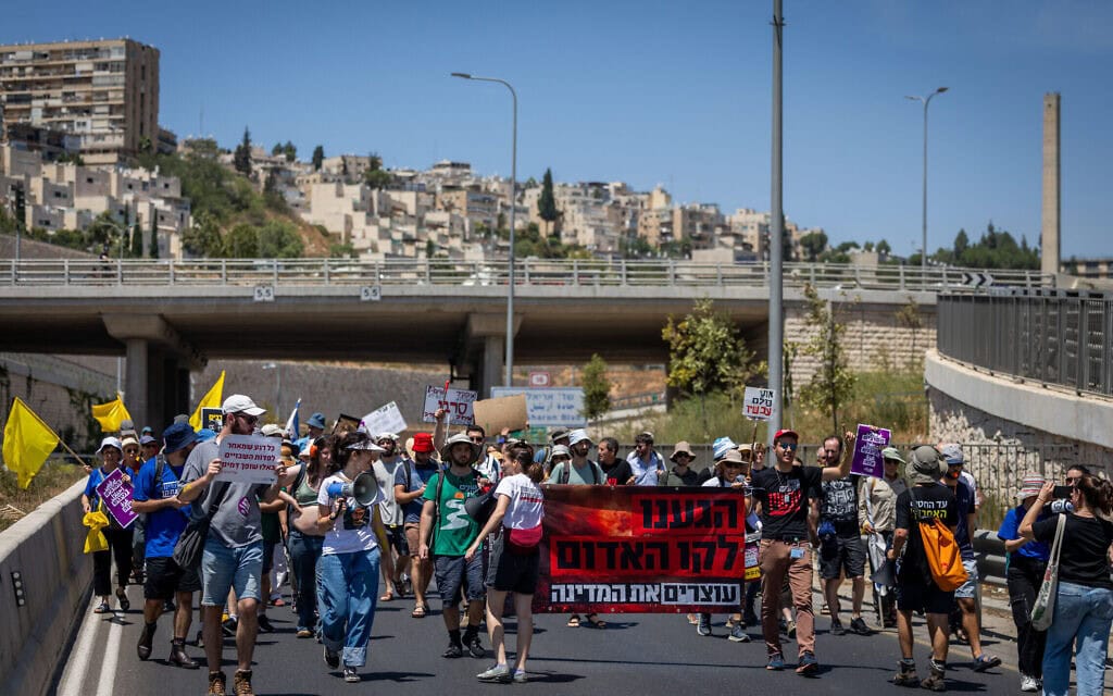מפגינים בחסימת כביש בירושלים במחאה לשחרור החטופים, 17 באוגוסט 2025 (צילום: חיים גולדברג/פלאש90) מפגינים בחסימת כביש בירושלים במחאה לשחרור החטופים, 17 באוגוסט 2025 (צילום: חיים גולדברג/פלאש90)